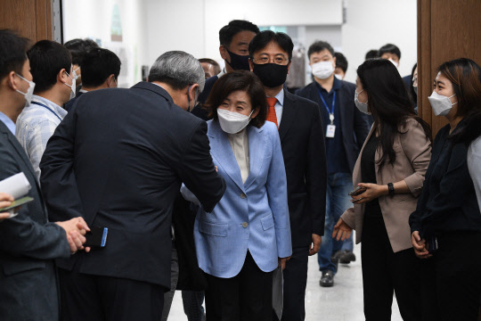 나경원 전 자유한국당 원내대표(가운데)가 20일 오전 서울 여의도 국회 소통관에서 국민의힘 당대표 선거 출마 기자회견을 가진 뒤 취재진과 만나 인사하고 있다.[사진=연합뉴스]